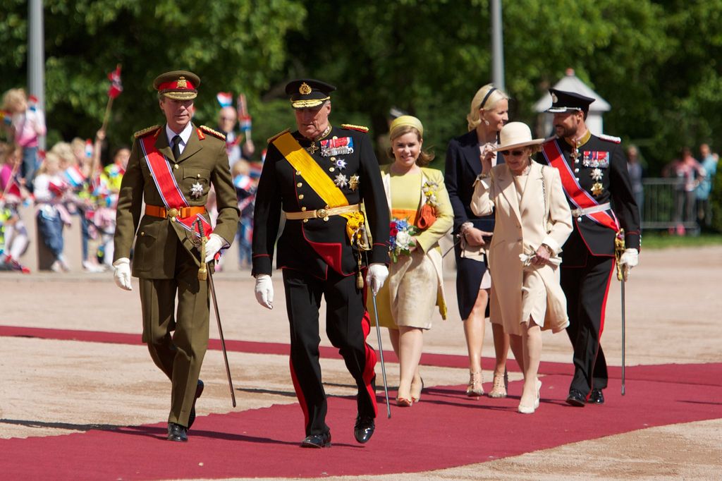 Harald y Sonia de Noruega recibieron en Oslo a los entonces grandes duques Enrique y María Teresa de Luxemburgo en 2011. La Familia Gran Ducal ha despedido al monarca destacando su "excepcional fuerza, voluntad y resistencia" y su entrega hasta el último día.