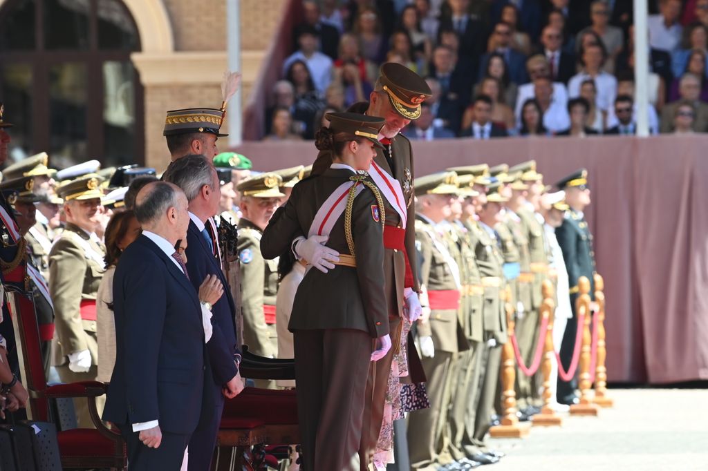 La princesa Leonor recibe de manos del rey la Gran Cruz del Mérito Militar