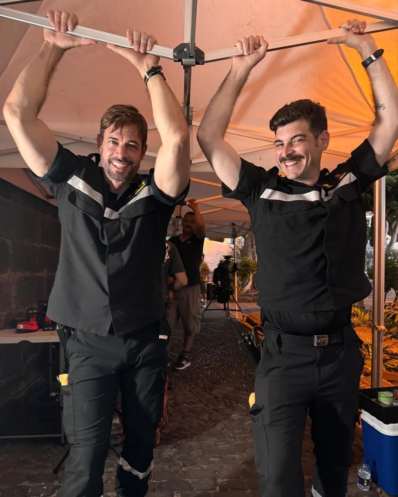 El actor Anton Lofer publicó esta foto junto a William Levy, en medio de las grabaciones de 'Bajo Un Volcán'.
