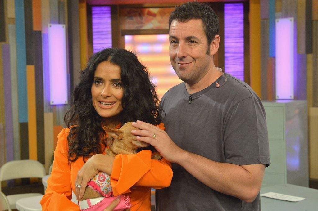 Salma Hayek y Adam Sandler en 'Despierta América' para promocionar "Grown Ups 2", en 2013.