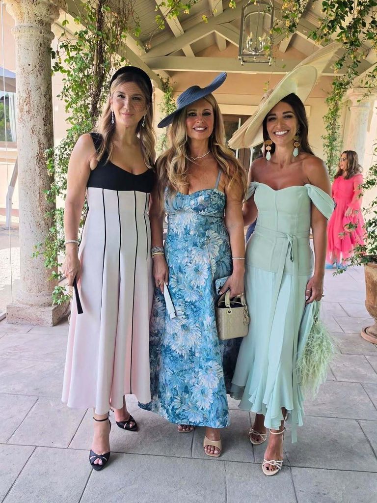 Paula Echevarría con vestido menta y tocado en la boda en Madrid de Ingrid Sanz Asensio e Ilies Hassaine.