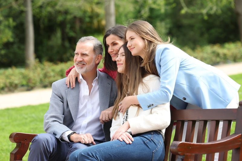 Los reyes Felipe y Letizia con la Princesa Leonor e infanta Sofía con la reina Letizia 