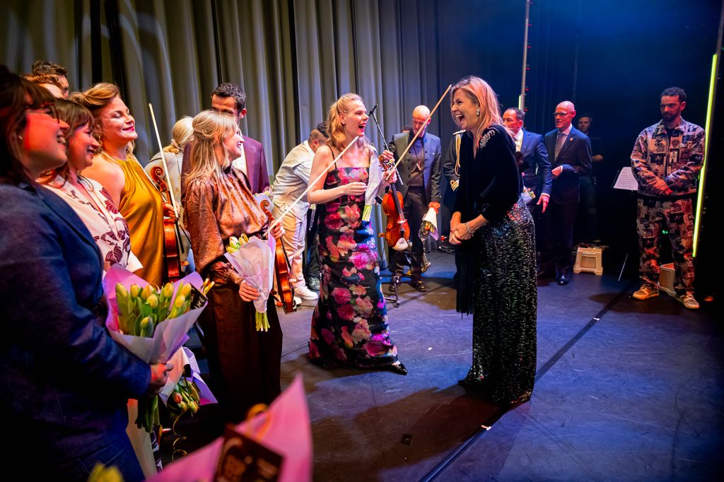 Máxima de Holanda, de lo más cercana con los músicos del concierto por el Día del Rey en Países Bajos