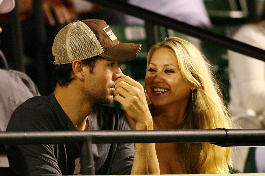 Enrique Iglesias y Anna Kournikova viendo un partido de tenis en Key Biscayne, Florida, el 2 de abril de 2009  