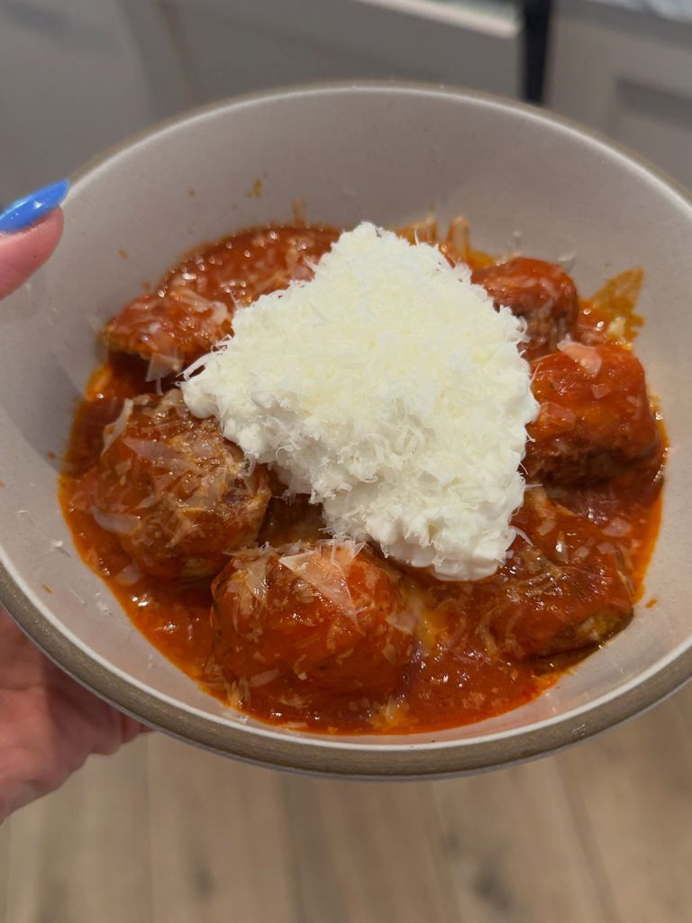 Aunque van en salsa de tomate, Hailey les agrega queso cottage para aumentar su ingesta de proteína.