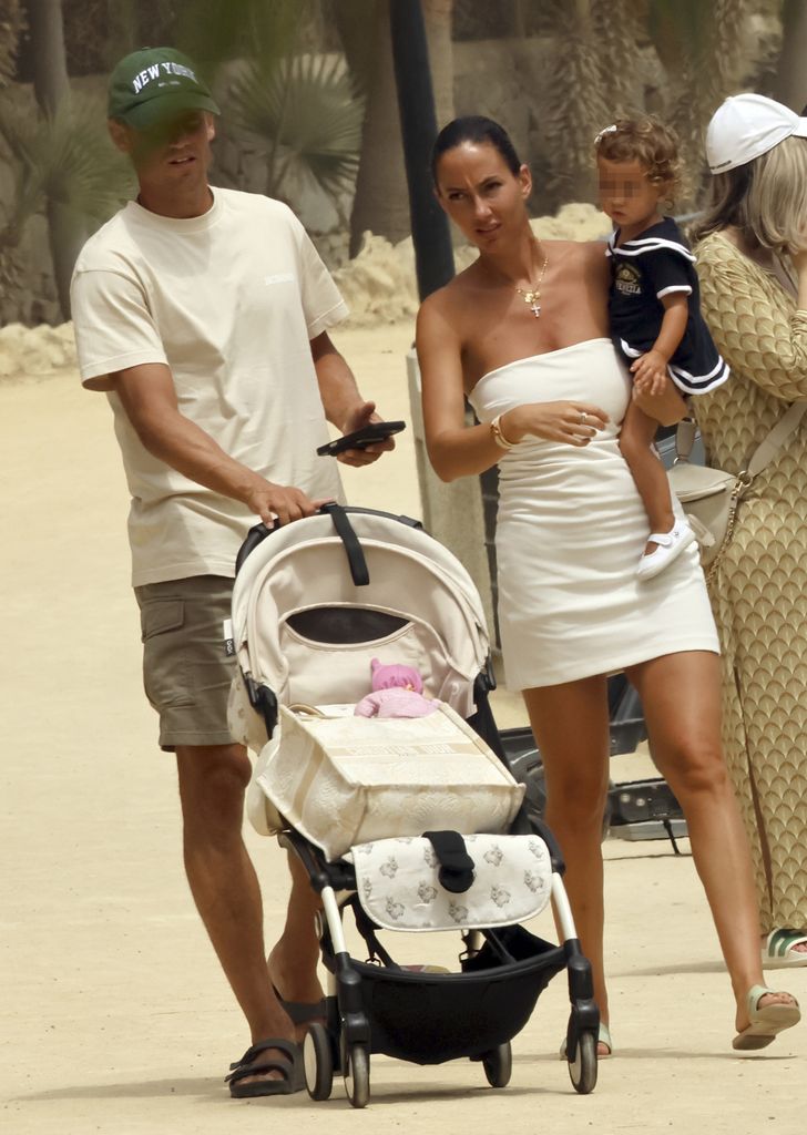 Tras unos días de celebración en Ibiza junto a varios compañeros de la selección, Marcos Llorente disfruta ahora de unas vacaciones mucho más tranquilas junto a Paddy Noarbe y su hija Amor en Marbella