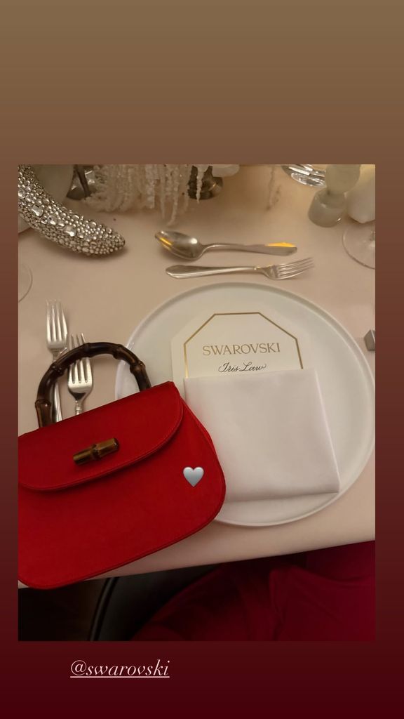 Iris muestra la invitación de Swarosvki