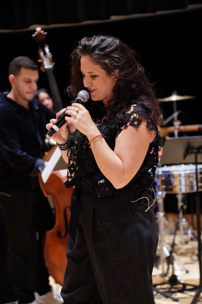 Nicole Zuraitis con su poderosa voz en los ensayos.