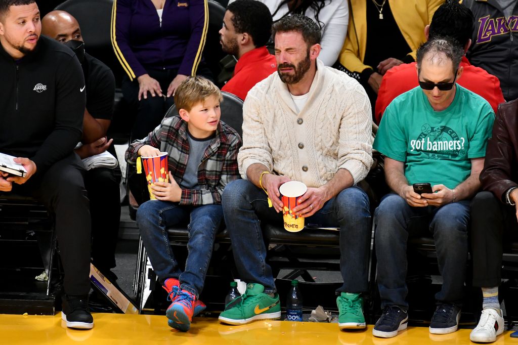 Ben Affleck y su hijo Samuel comparten su incondicional pasión por el baloncesto en la cancha
