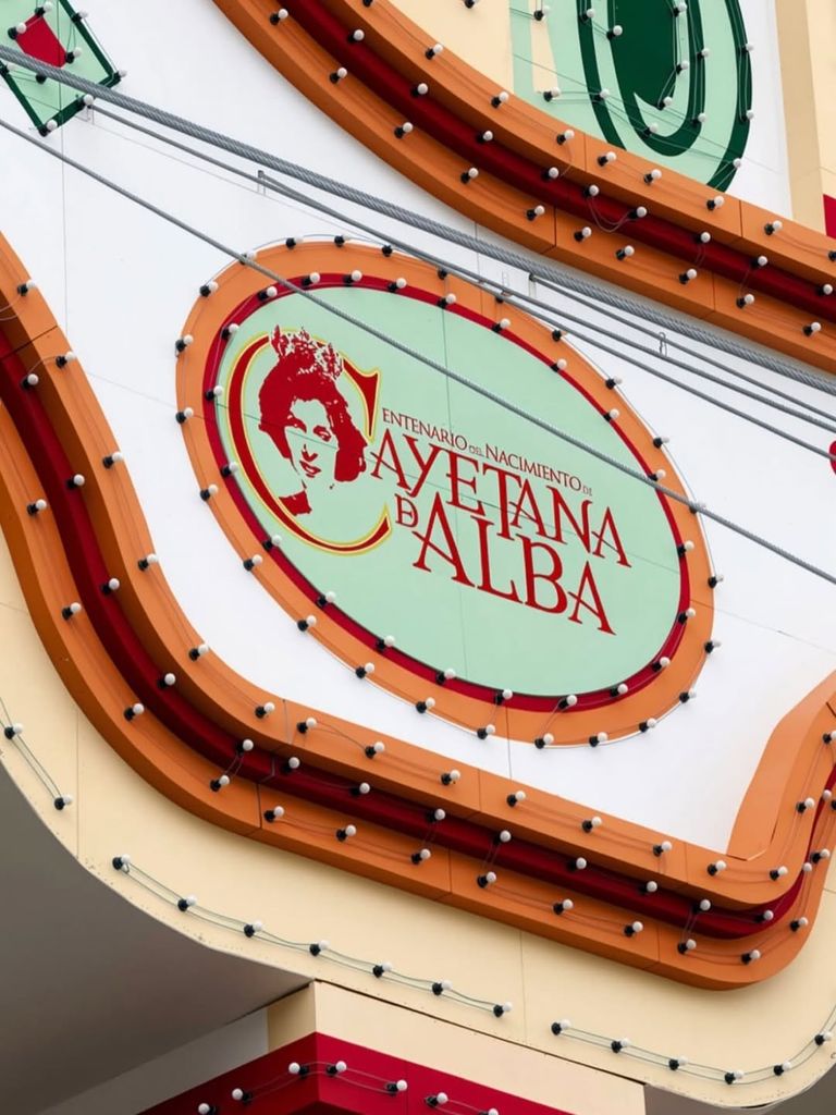 El homenaje a la duquesa de Alba en las luces de la Feria de Abril, en el año en el que hubiese sido su centenario