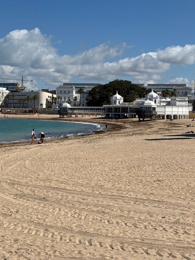 Playa de La Caleta con el antiguo Balneario de Nuestra Señora de la Palma y del Real, inaugurado en 1926.