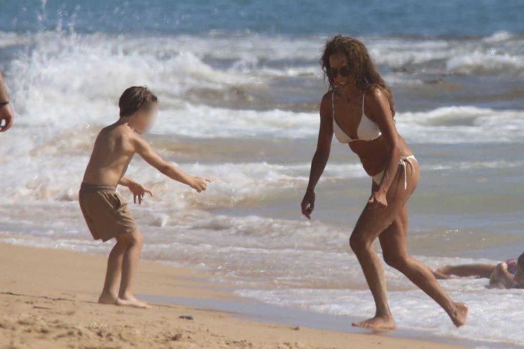 Rosario Flores, junto a Elena y Guillermo Furiase, días de sol y risas en las playas de Cádiz 