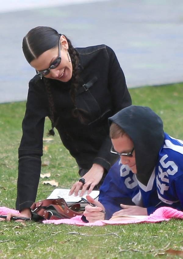 bella-hadid-novio-parque-hierba