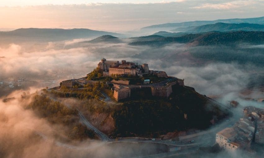 El inexpugnable castillo de Cardona, coronando la localidad, hoy convertido en Parador de turismo.