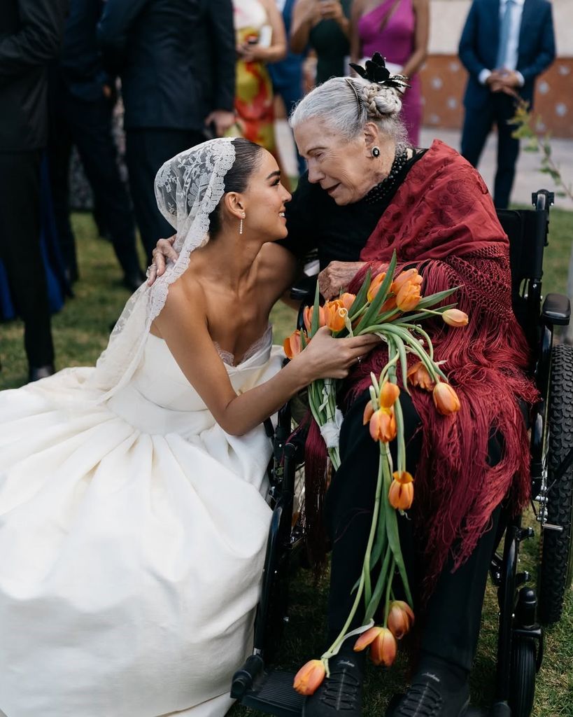 En febrero pasado, doña María del Carmen le entregó su mantilla a Ale.