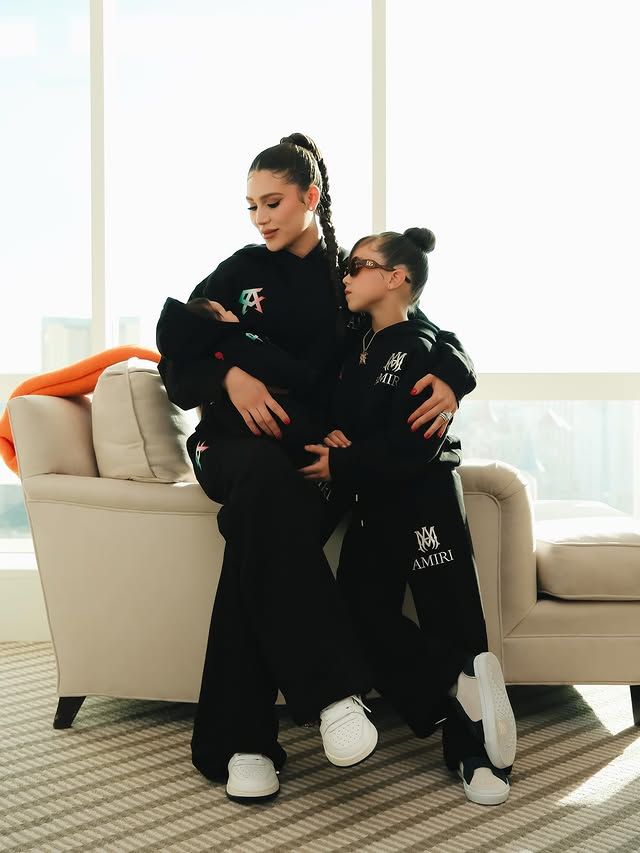 Fernanda Gómez, con su recién nacida en brazos y de la mano de su pequeña hija María Fernanda, se mantuvieron siempre cerca del boxeador en esta cita tan importante