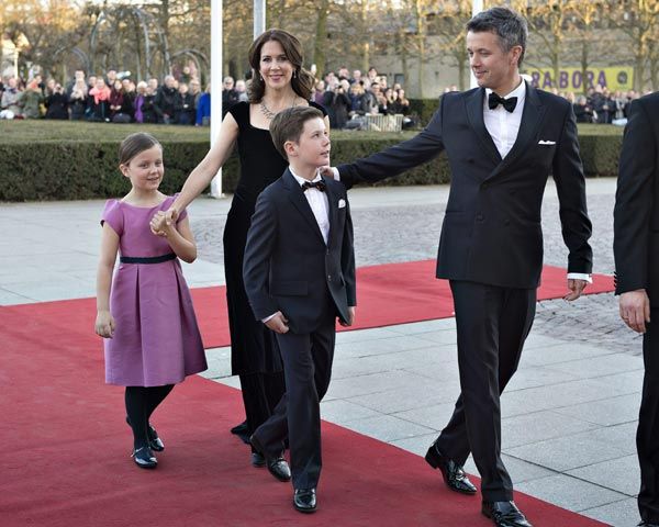 Los príncipes Mary y Federico llevaron a sus hijos mayores, los príncipes Christian e Isabella a la velada, los mellizos aún son demasiado pequeños así que se quedaron en casa
