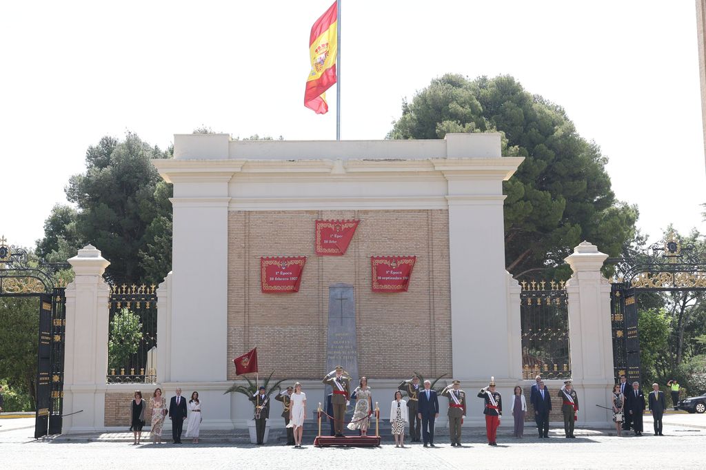 Entrega del despacho de alférez a la princesa Leonor 
