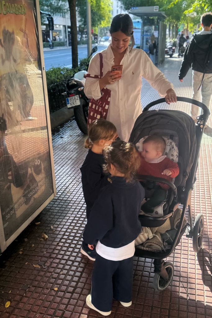 Isabelle Junot paseando con sus hijas, a 28 de octubre de 2026, en Madrid
