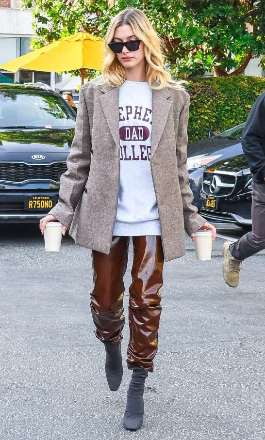 hailey baldwin llevar blazers con camisetas para darle un toque casual