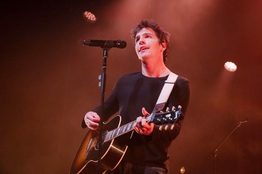 Role Model, cuyo nombre real es Tucker Pillsbury, ha sido fotografiado de la mano junto a Dakota Johnson en Los Ángeles