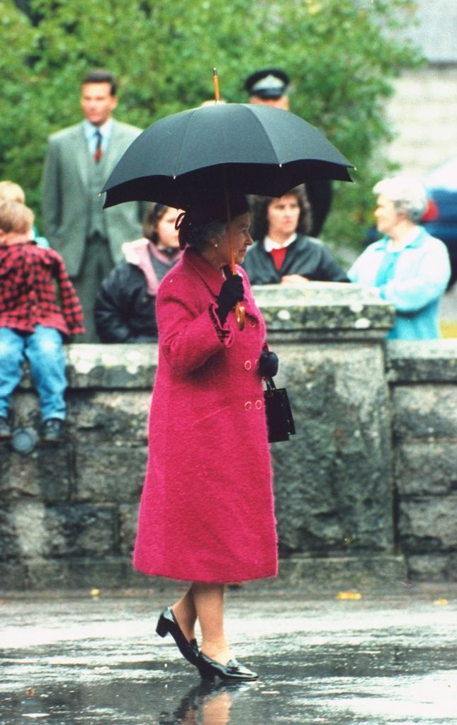 La reina Isabel II de paseo por Balmoral.