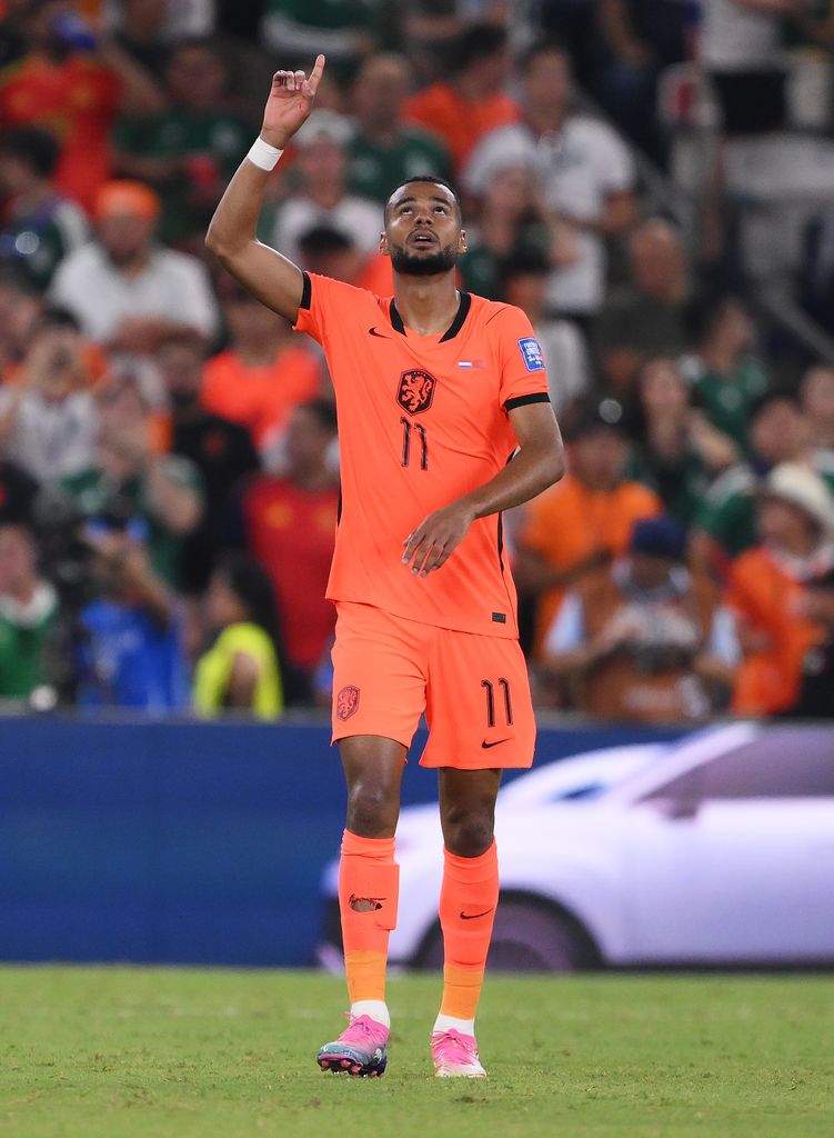 Cody Gakpo, mirando al cielo en la dedicatoria de su gol a su hijo fallecido