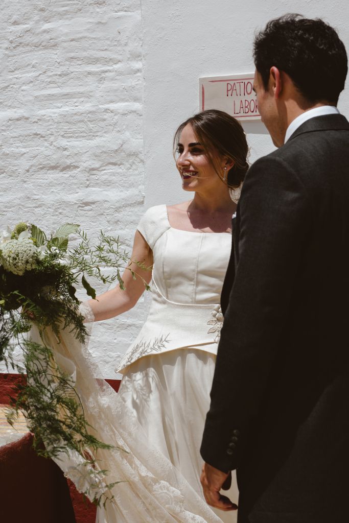 Look de novia con corsé y bordados de Flor Fuertes