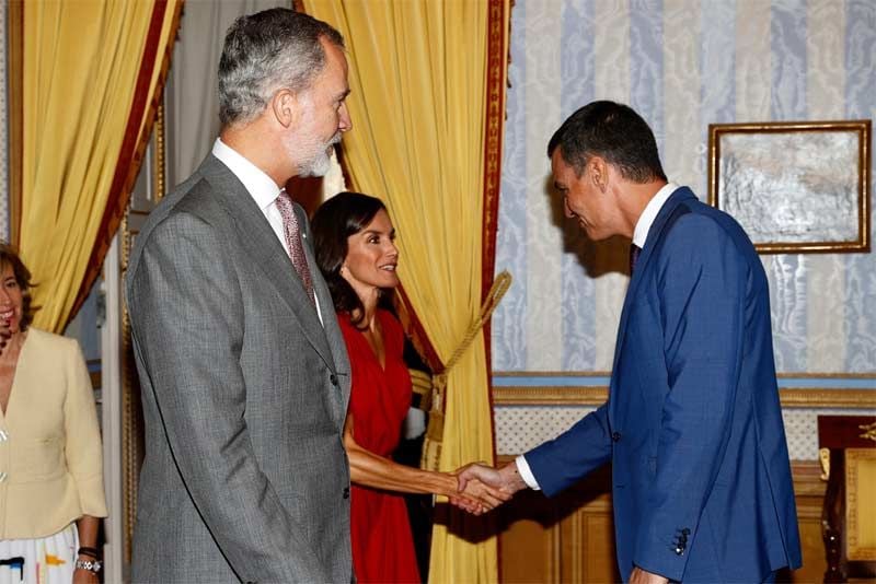 Don Felipe y doña Letizia con Pedro Sánchez