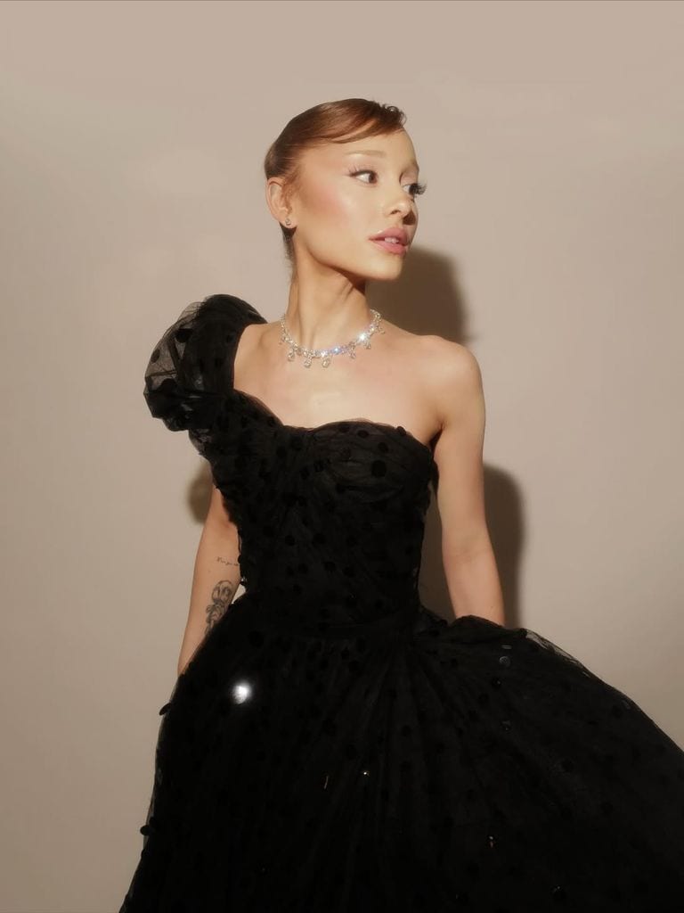 Ariana Grande impacta en Londres con un vestidazo de 1952 para la premier de Wicked