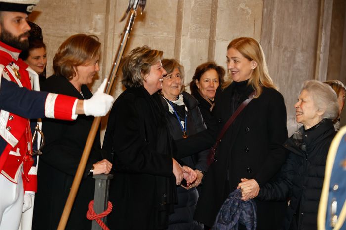 La infanta Cristina saluda a Simoneta Gómez-Acebo