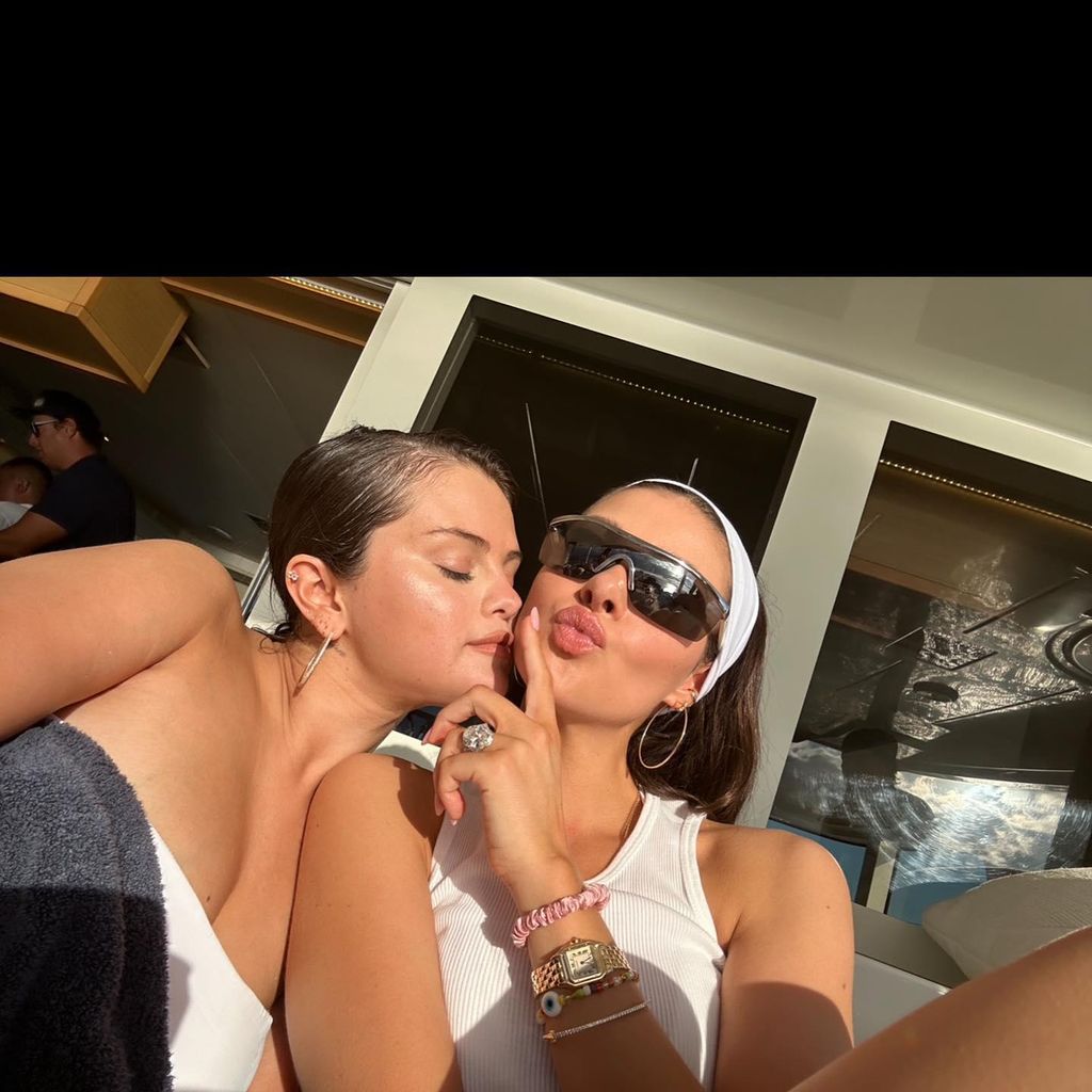 selena gomez y nicola peltz