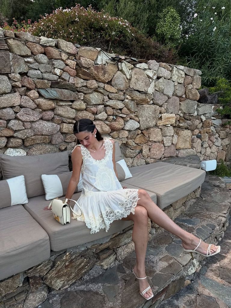 Sara Sampaio con minivestido blanco y semirrecogido en Cerdeña