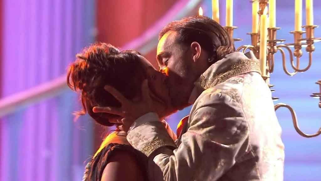 Anabel Pantoja besa a su compañero de 'Bailando con las estrellas'