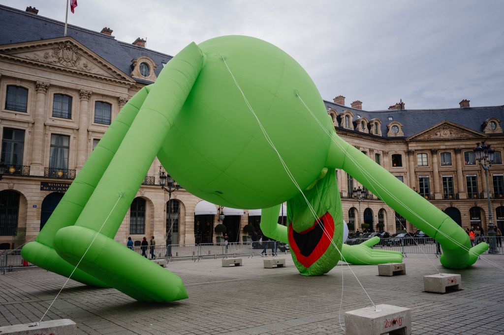La instalación del artista venezolano-americano Alex Da Corte,  llamada "Kermit the Frog" en París. 