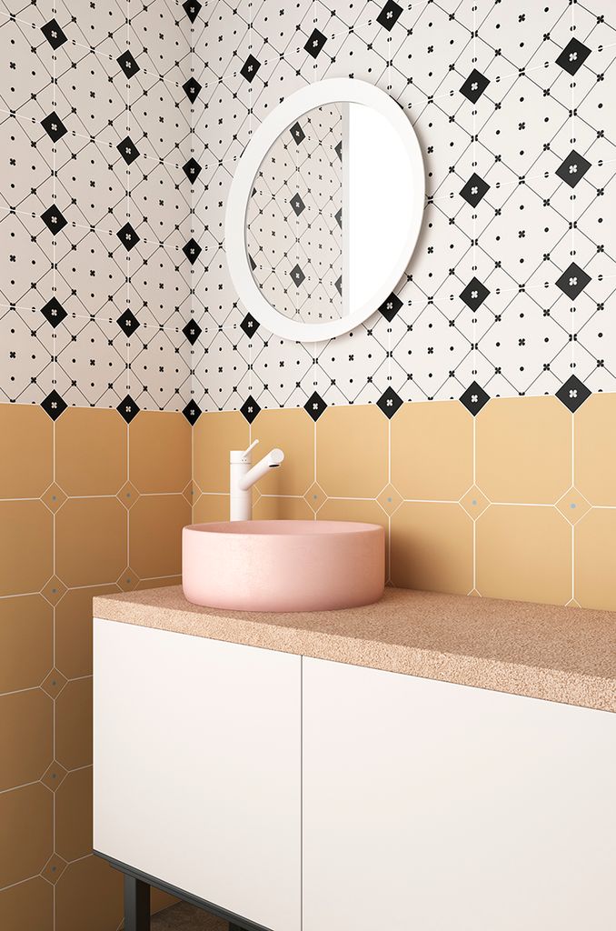 Pared de baños con azulejos lisos y decorados