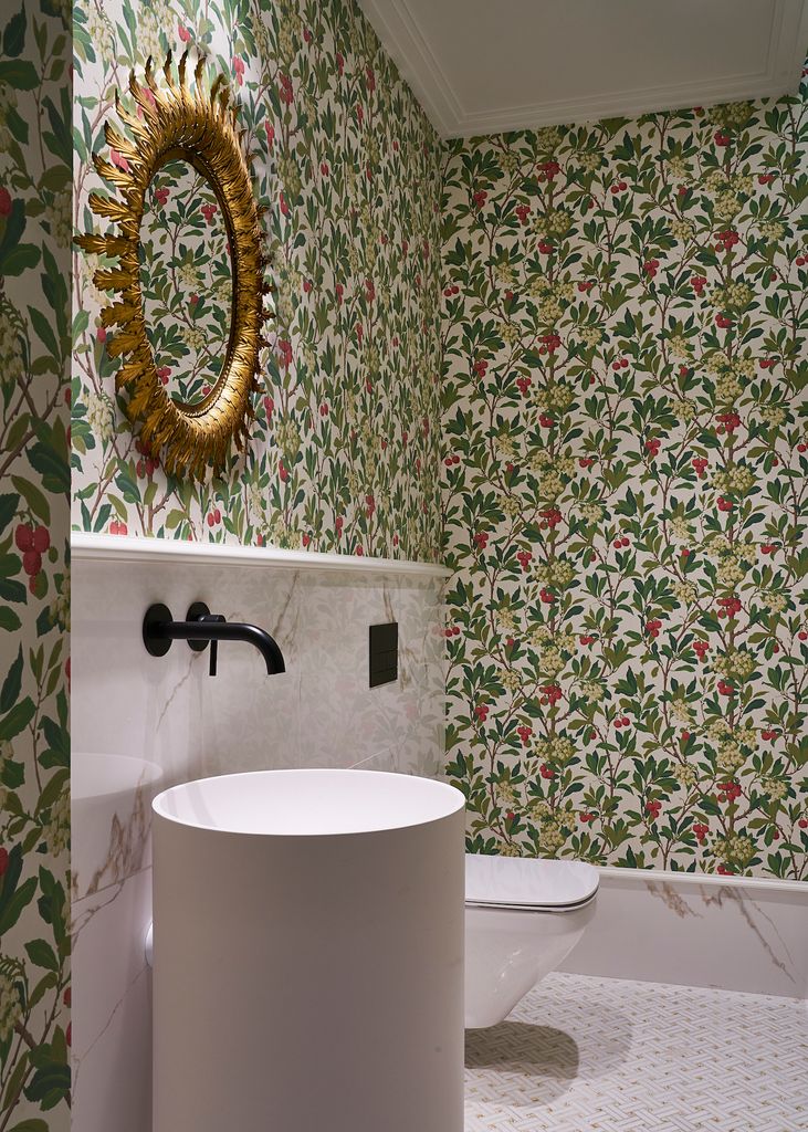 Baño con inodoro con cisterna empotrada.