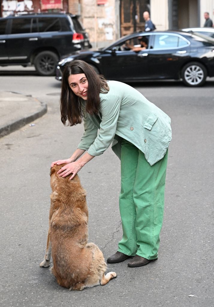 Mujer acariciando un perro