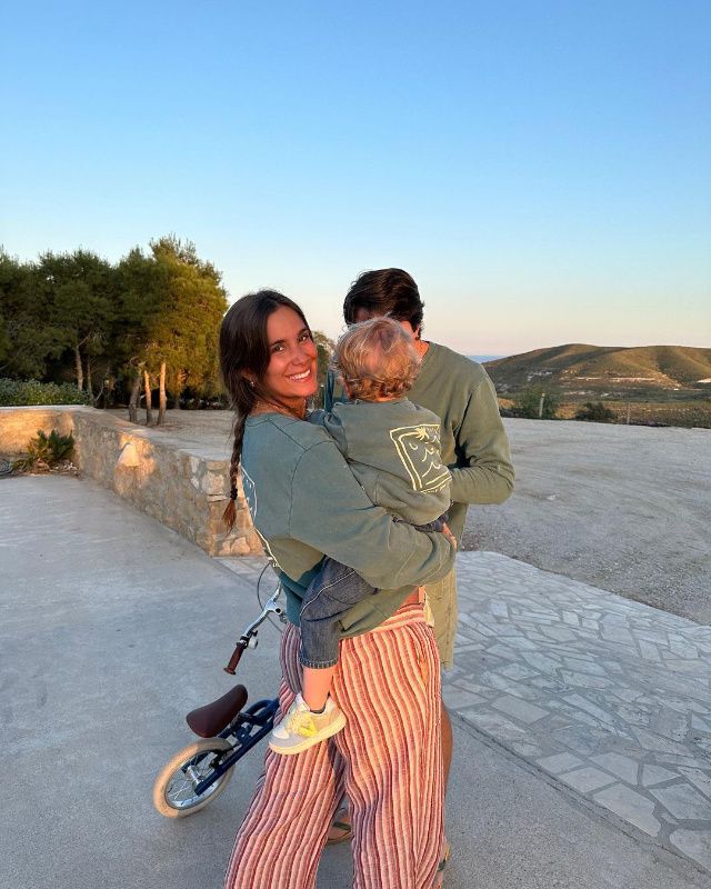 María Pombo y Pablo Castellano con su hijo