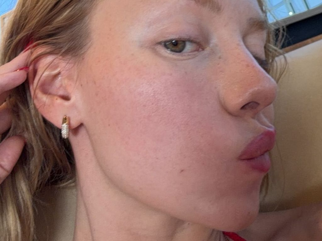 Ester Expósito en primer plano con maquillaje natural y pendientes de diamantes y oro