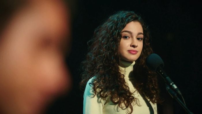  Su Burcu Yazgi Coşkun, Asiye en 'Hermanos', demostró sus dotes como cantantes en la serie