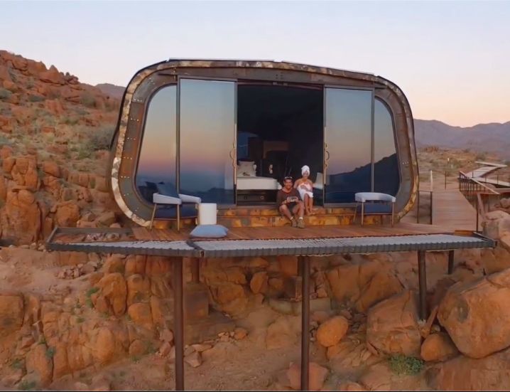 Mario Casas y Melyssa Pinto en Desert Whisper, su alojamiento en el desierto de Namib, Namibia