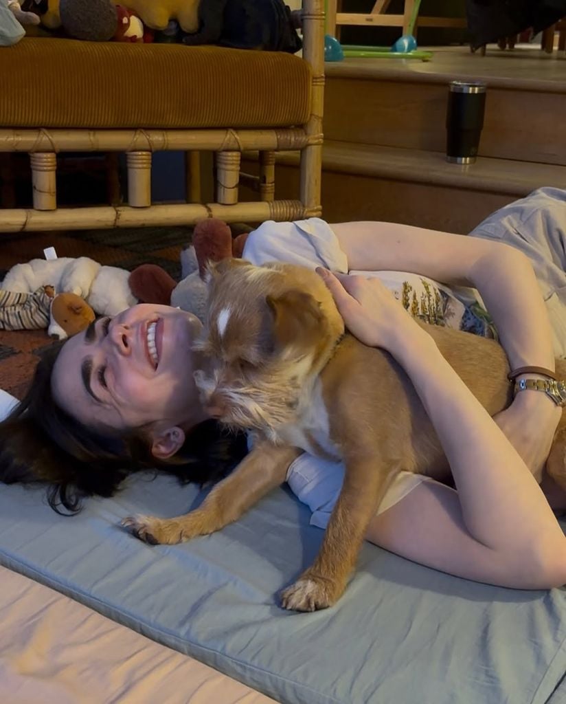 Lily se divierte jugando con Redford, su mascota