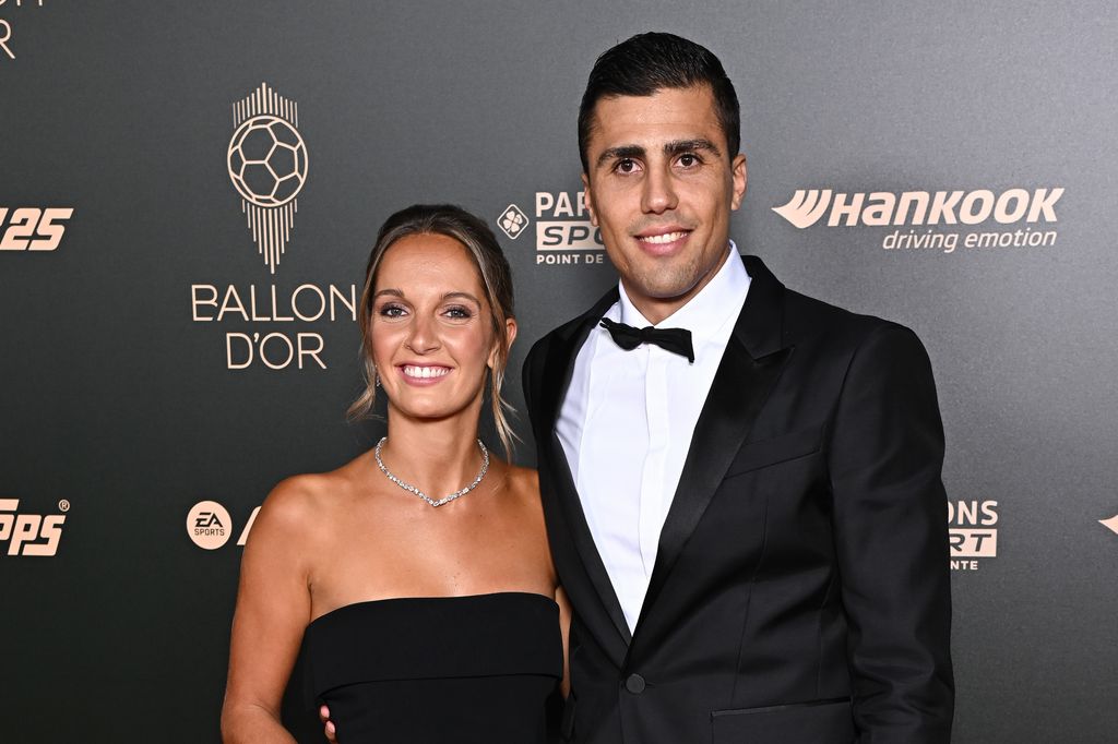 Plano medio de Rodri, ganador del Balón de Oro 2024, posando con su novia Laura