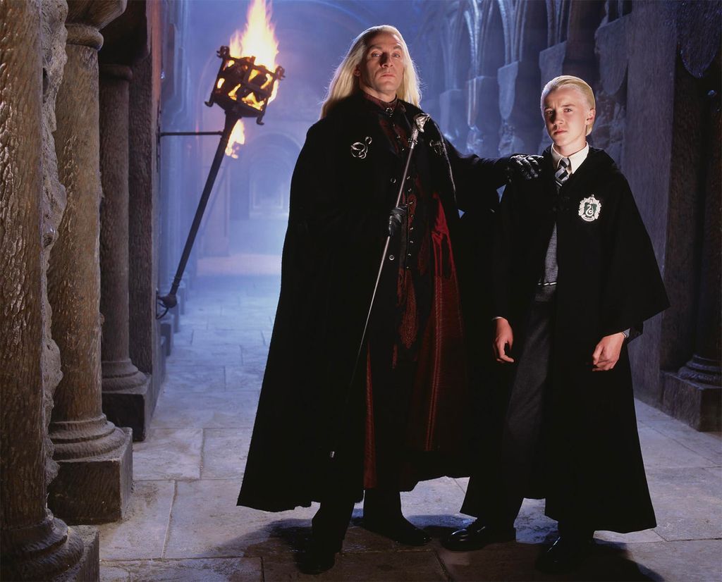 Lucius y Draco Malfoy, interpretados por Jason Isaacs y Tom Felton, en una escena de 'Harry Potter'