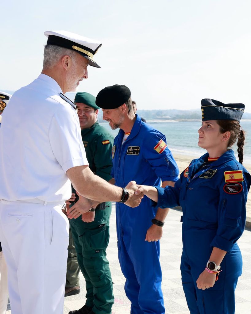 El Rey saluda a los militares que han participado en la exhibición