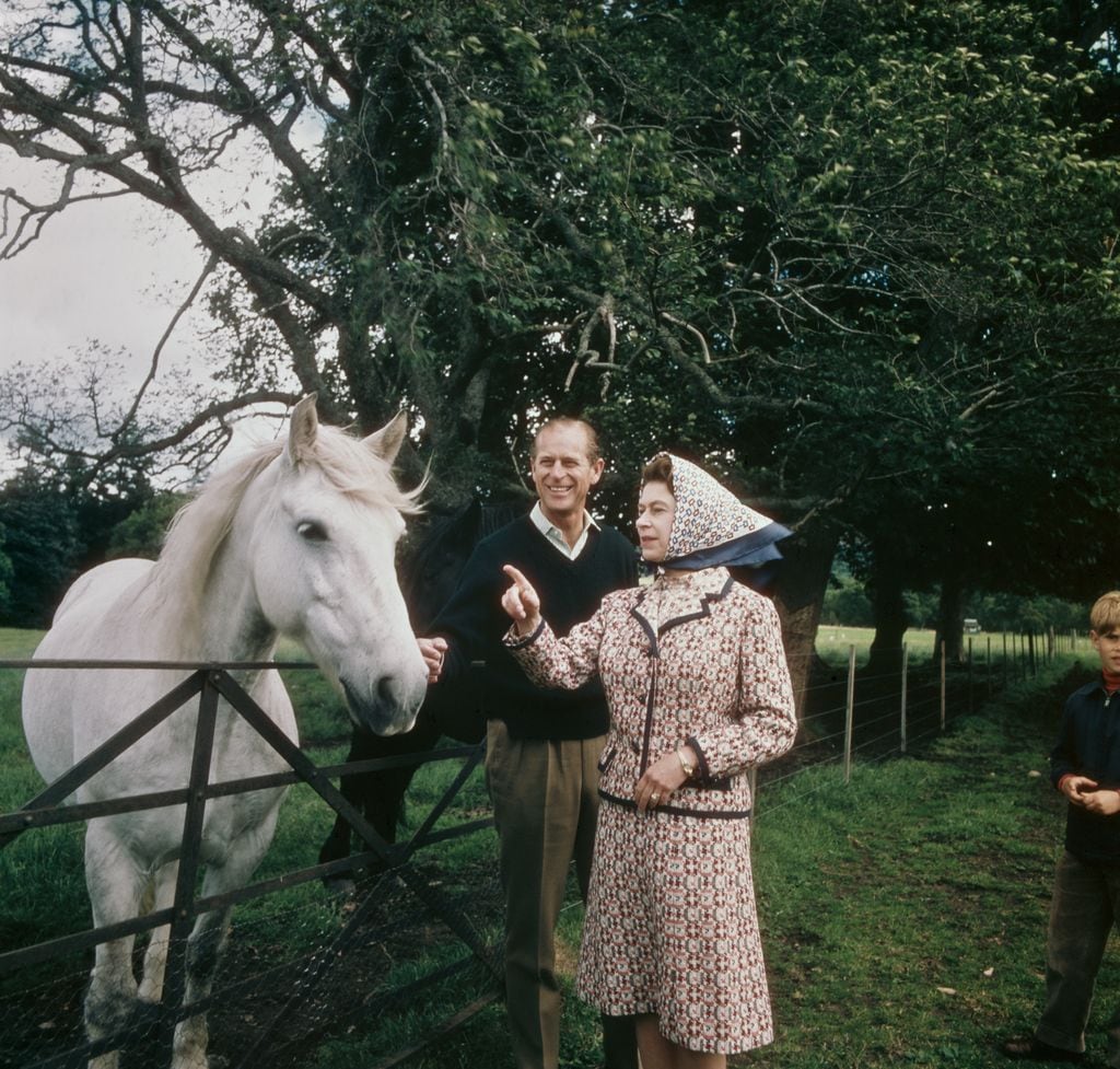 Junto a su esposo, la reina en una visita a Balmoral en 1972