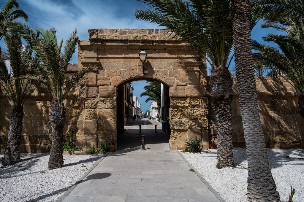 El núcleo amurallado de Tabarca recuerda su pasado como plaza fortificada por orden de Carlos III, que mandó levantar allí un pueblo para acoger a familias genovesas liberadas del cautiverio en la antigua Tabarka tunecina