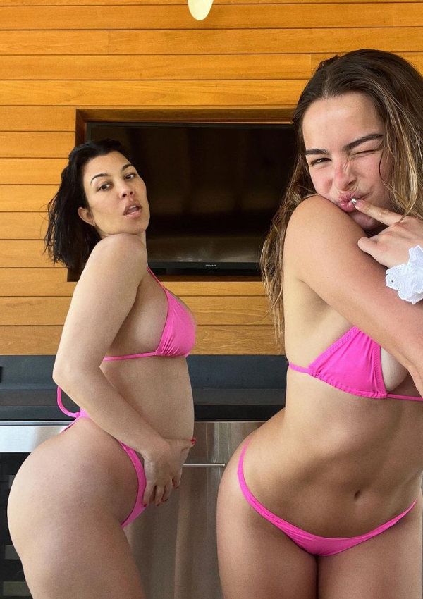 Kourtney Kardashian y Addison Rae en bikini