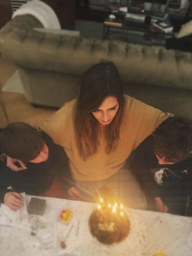 Sara Carbonero celebra su 42 cumpleaños con sus hijos Martín y Lucas